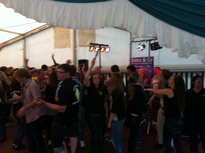 Das Musikduo Danny und Nicki sorgt als vielseitige Tanz Band Party Pur für beste Stimmung.