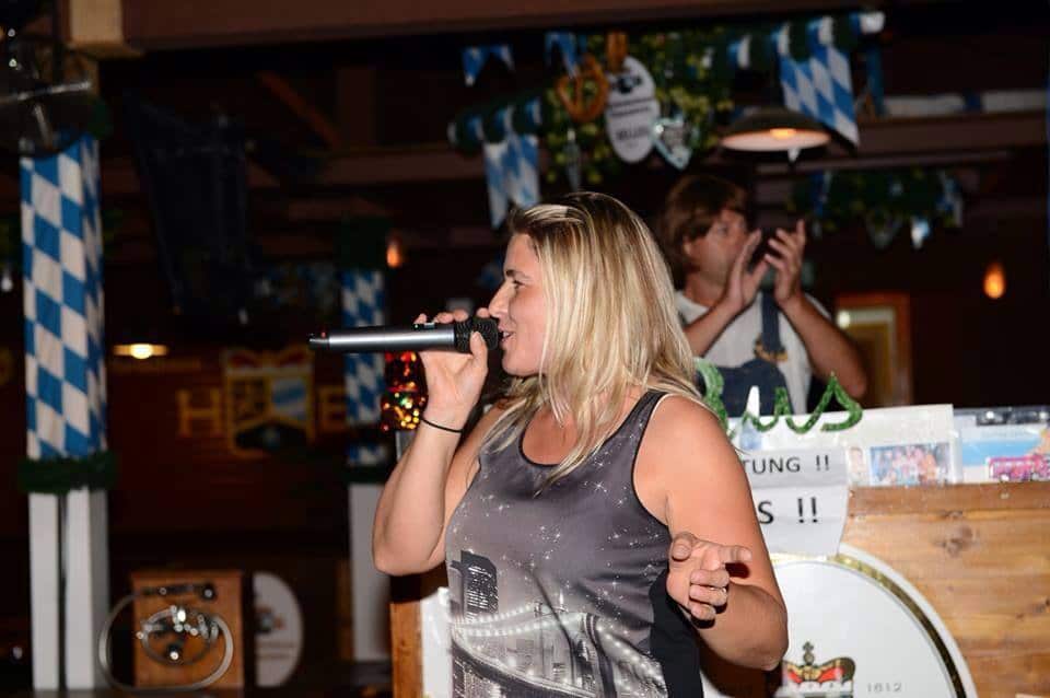 Das professionelle Musikduo Alleinunterhalter Sängerin Danny und Nicki singt live auf einem Event.