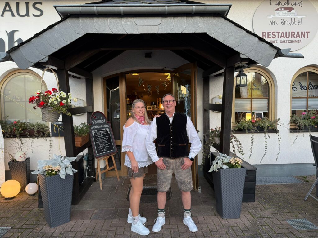 Danny und Nicki spielen als Oktoberfest Band im Sauerland live auf der Kirmes