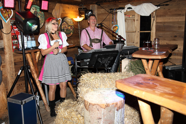 Oktoberfest Frankfurt Musikduo Danny & Nicki live bei einer Firmenfeier